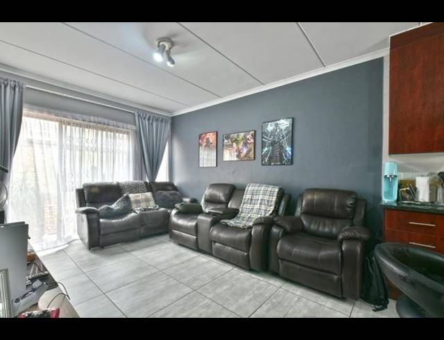 3 BEDROOM TOWNHOUSE FOR SALE IN WILGEHEUWEL